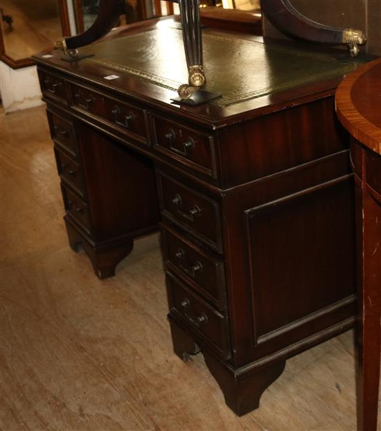Reproduction mahogany desk(-)